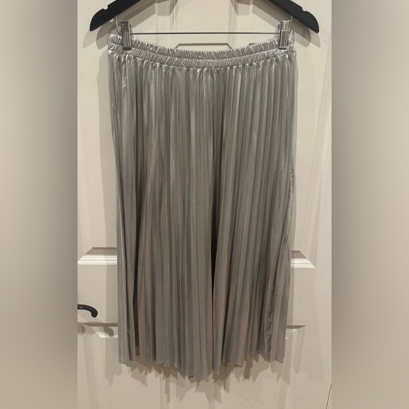 BNWT Tullea Metallic Silver Accordion Midi Skirt size Medium STUNNING - Picture 5 of 8